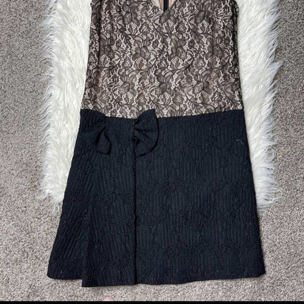 Beautiful RED Valentino Lace Cocktail Dress. Size 40/8 . Condition: Excellent.